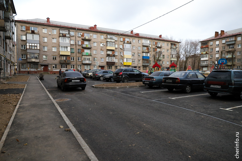 Двор у домов на ул. Ломоносова 4, 6 и ул. Парковой, 28.