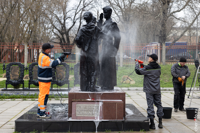 В Череповце помоют все 35 памятников.