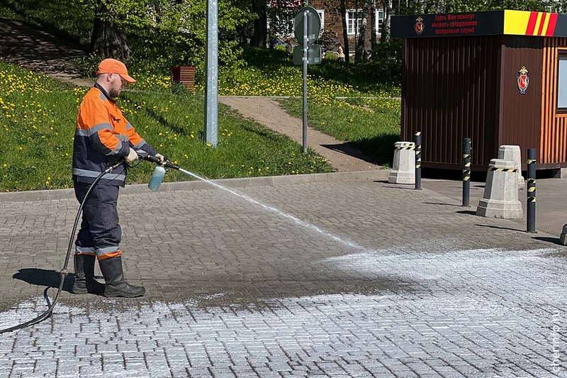 В Череповце тротуары начали мыть с шампунем.