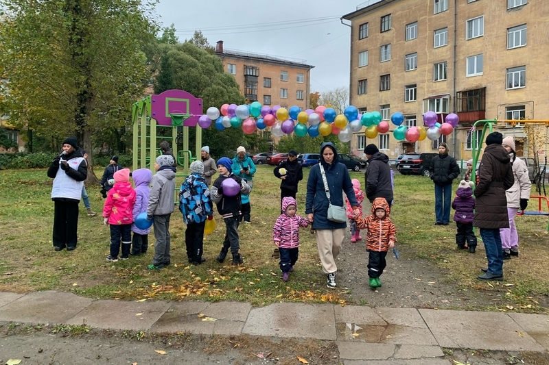 В центре Череповца сделали детскую площадку для пяти домов.