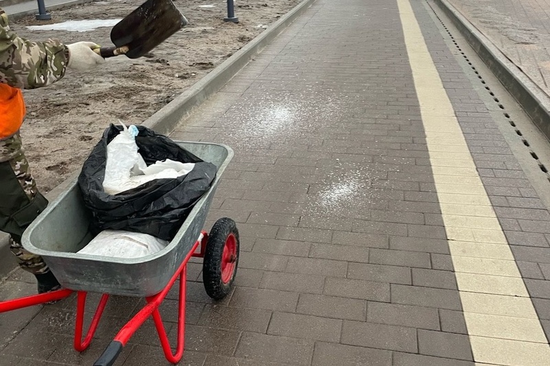 В Череповце тротуары начали посыпать технической солью вместо песка.