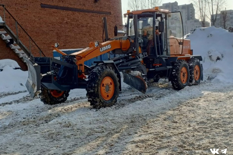 В Череповце на уборку дорог к дачам и коттеджам вышла новая техника.