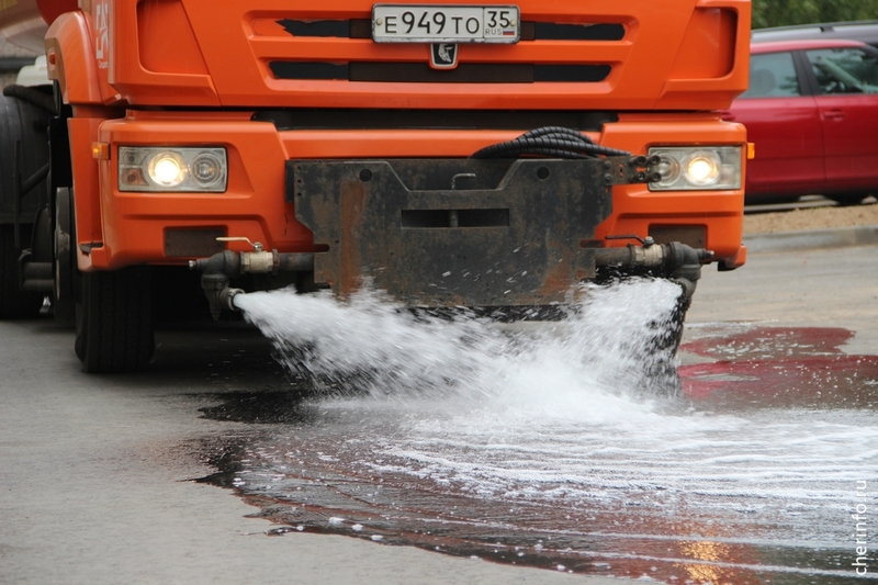 В Череповце ввели обязательную мойку и поливку тротуаров во дворах.