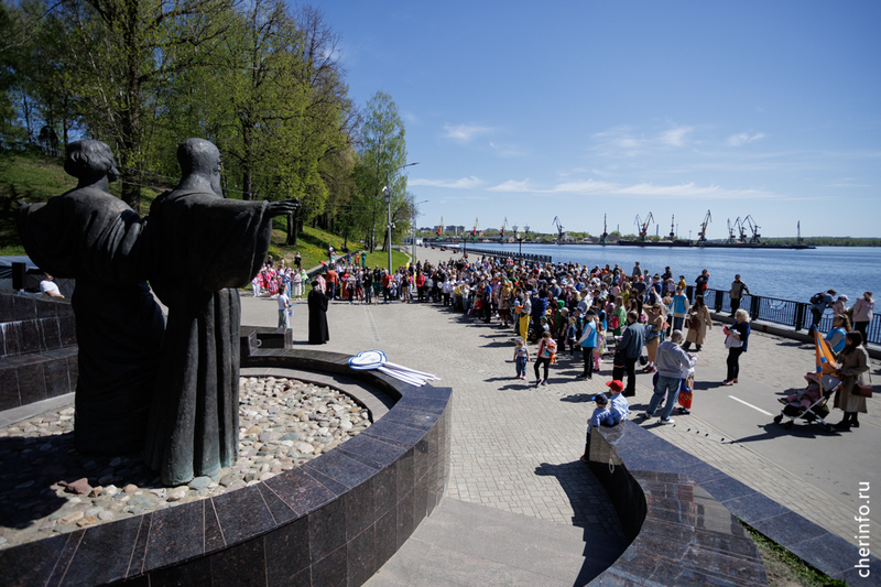 В Череповце многодетной семье подарят сертификат на посадку дерева.