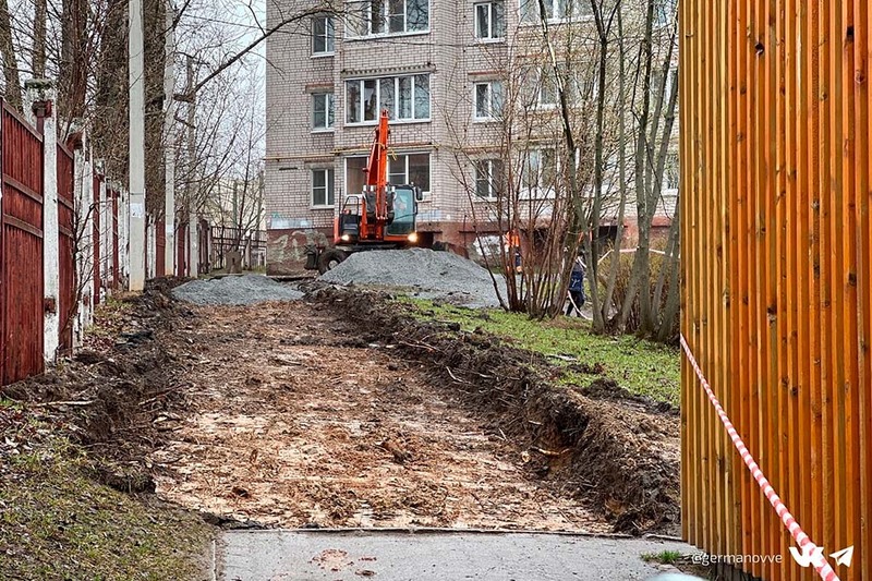 В Череповце начали ремонтировать тротуары.