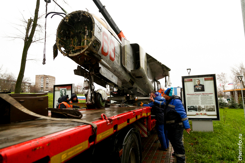 В парк Победы привезли истребитель МиГ-23.