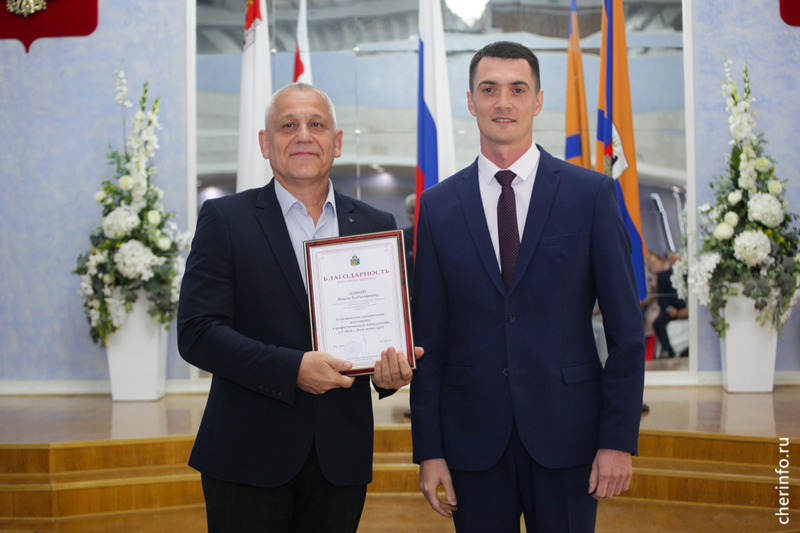 Мэр вручает награды металлургам.
