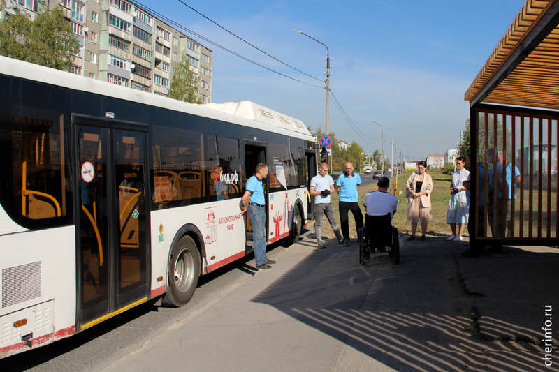 В Череповце водителей автобусов учили подъезжать к бордюру.