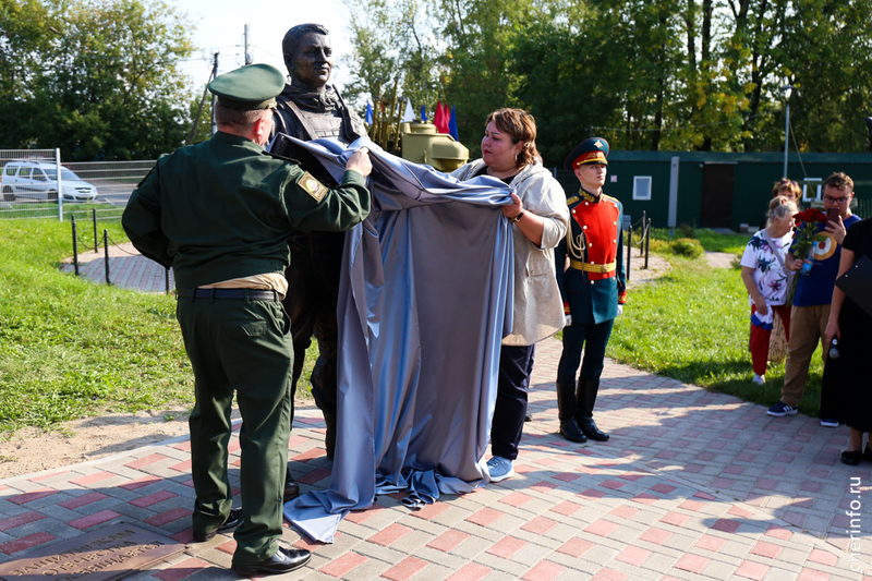 В Череповце ученица школы в Беслане установила памятник защитникам Отечества.