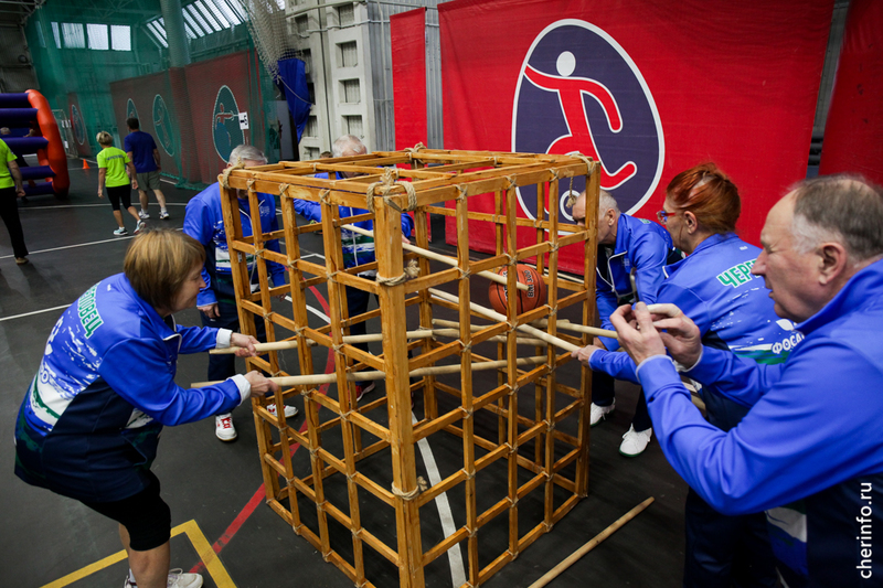 В Череповце ветераны завершили спортивный сезон веселыми стартами.