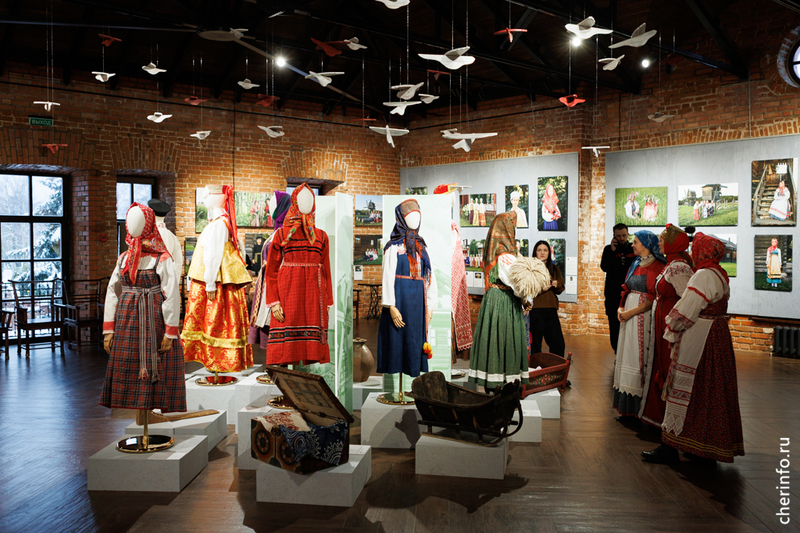 Греческий фотограф представил в Череповце выставку о народных костюмах.
