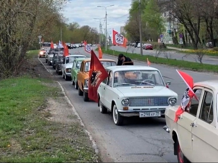 Череповецкие водители устроили автопробег в честь Дня Победы.