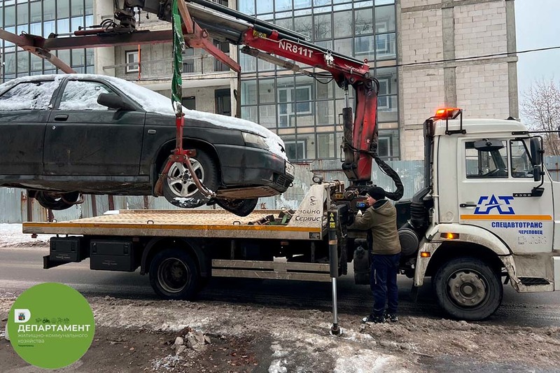 В Череповце из дворов вывезли стоявшие годами машины.