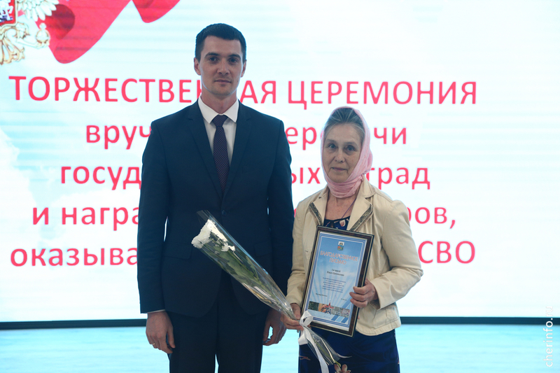 Роман Маслов наградил волонтеров СВО.