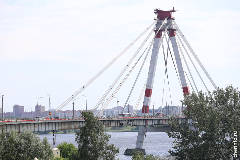 Ремонт Октябрьского моста в Череповце идет в три смены.