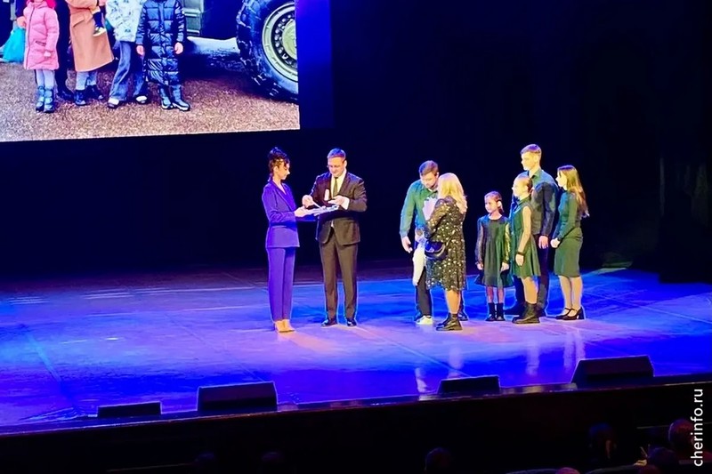 Трем череповчанкам вручили медали материнства.