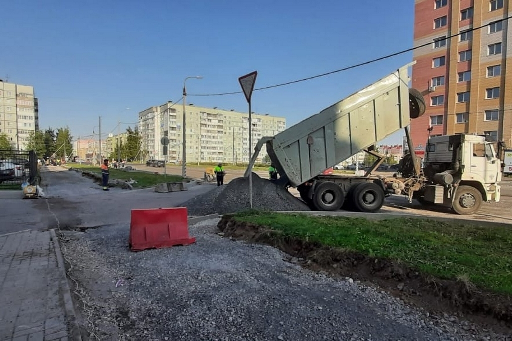 В Череповце водителей попросили не тормозить ремонт Ленинградской.