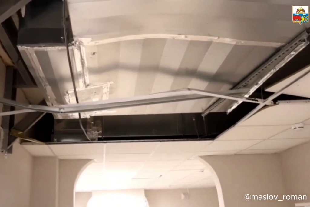 В Череповце при падении потолка в школе № 40 никто не пострадал.