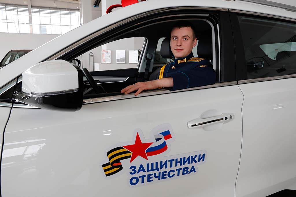 Ветеран СВО из Череповца получил автомобиль с ручным управлением.