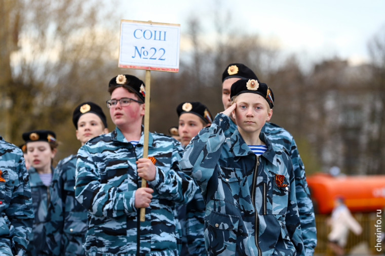 400 школьников прошли строем по площади Металлургов. 400 школьников прошли строем по площади Металлургов.