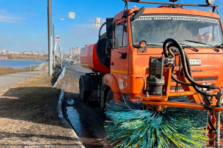 В Череповце начали мыть мосты. В Череповце начали мыть мосты.