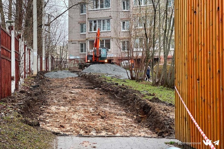 В Череповце начали ремонтировать тротуары.