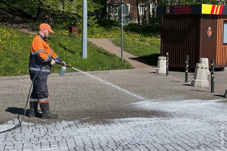 В Череповце тротуары начали мыть с шампунем. В Череповце тротуары начали мыть с шампунем.