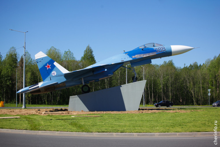 На Южном шоссе установили Су-27. На Южном шоссе установили Су-27.
