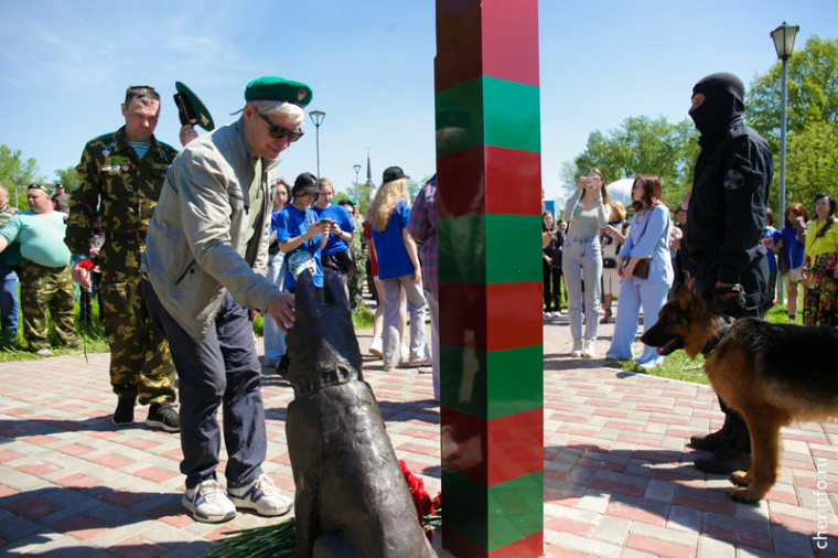 В Череповце в День пограничника открыли памятник овчарке. В Череповце в День пограничника открыли памятник овчарке.