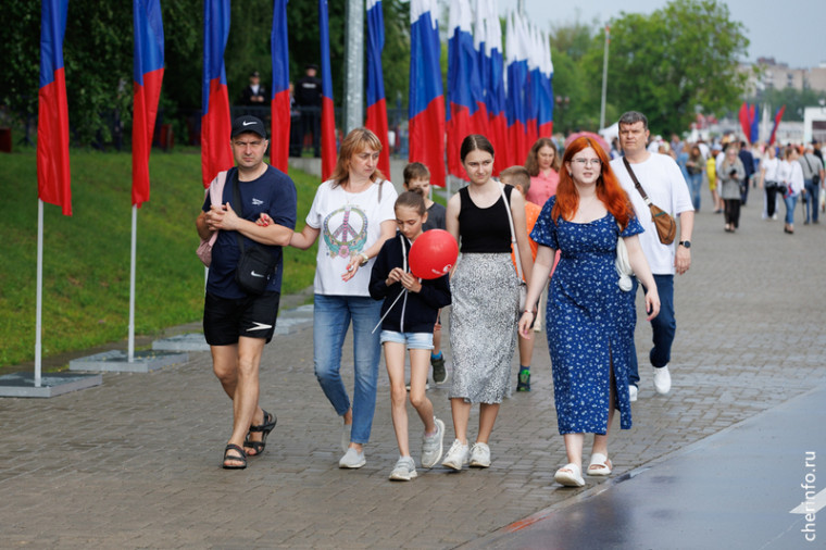 В Череповце 25 тысяч человек пришли на двойной праздник на набережной. В Череповце 25 тысяч человек пришли на двойной праздник на набережной.