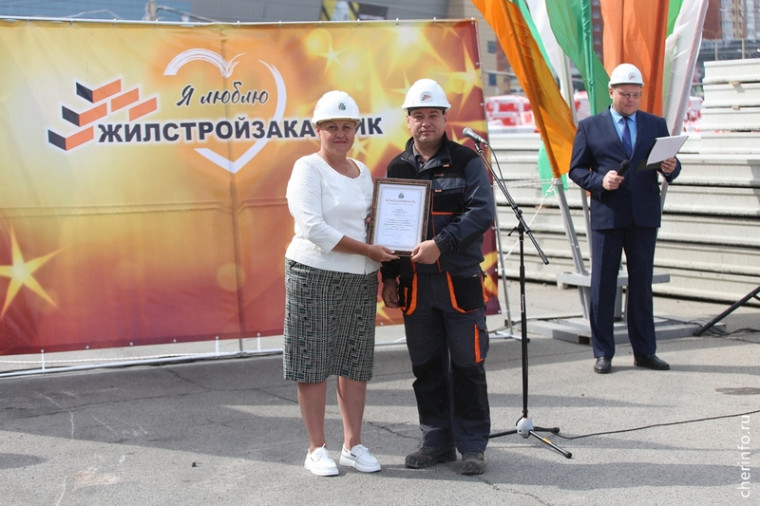В Череповце строителей поздравили с профпраздником прямо на стройке. В Череповце строителей поздравили с профпраздником прямо на стройке.
