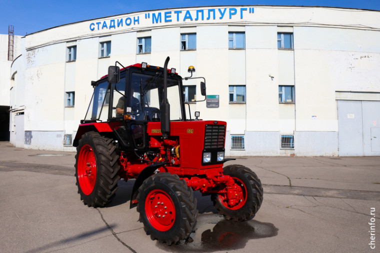 Новый трактор для уборки стадиона «Металлург». Новый трактор для уборки стадиона «Металлург».