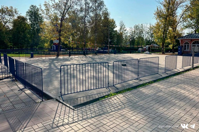 В Соляном саду начали строить автодром. В Соляном саду начали строить автодром.