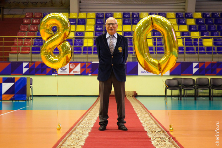 В Череповце отметили 80-летие тренера олимпийцев Александра Калинина. В Череповце отметили 80-летие тренера олимпийцев Александра Калинина.