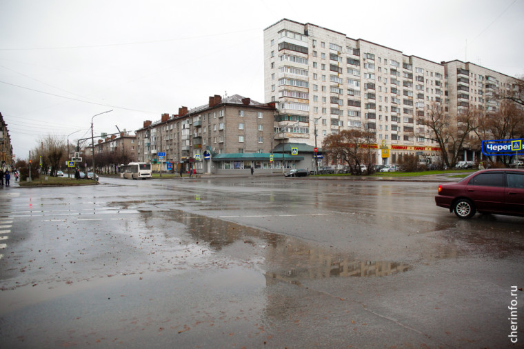 На Сталеваров из-за заторов начали включать красный для всех. На Сталеваров из-за заторов начали включать красный для всех.