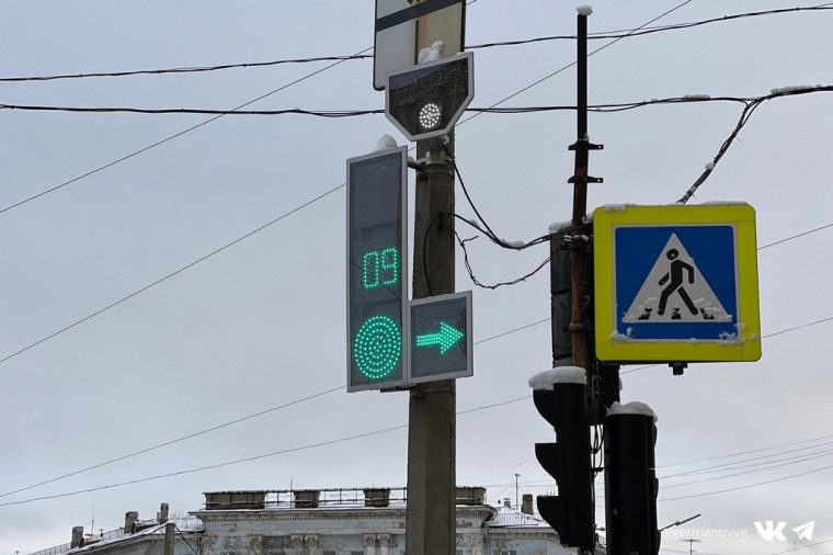 На перекрестке Металлургов и Сталеваров поставили светофор для автобусов. На перекрестке Металлургов и Сталеваров поставили светофор для автобусов.