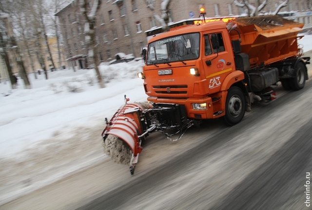 В Череповце на дороги и тротуары высыпали 34 КамАЗа песка. В Череповце на дороги и тротуары высыпали 34 КамАЗа песка.