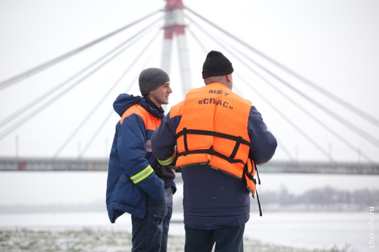 В Череповце разрешили выходить на лед Шексны. В Череповце разрешили выходить на лед Шексны.