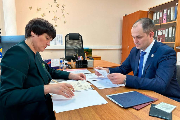 Врио мэра Артём Дмитриев подал документы на пост мэра. Врио мэра Артём Дмитриев подал документы на пост мэра.