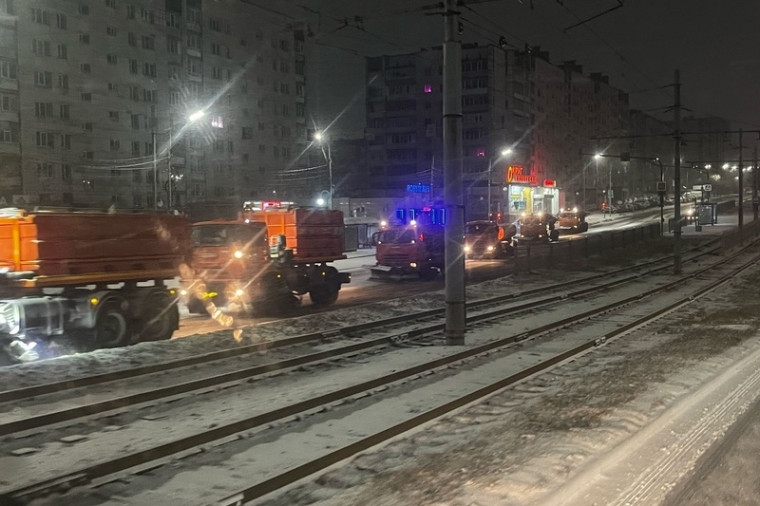 В Череповце мосты и центральные дороги ночью начали чистить от снега. В Череповце мосты и центральные дороги ночью начали чистить от снега.