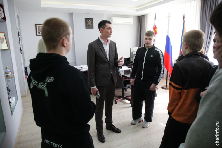 В мэрии Череповца провели экскурсию для подростков. В мэрии Череповца провели экскурсию для подростков.