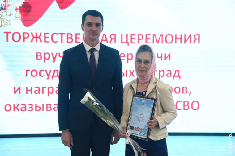 Роман Маслов наградил волонтеров СВО. Роман Маслов наградил волонтеров СВО.