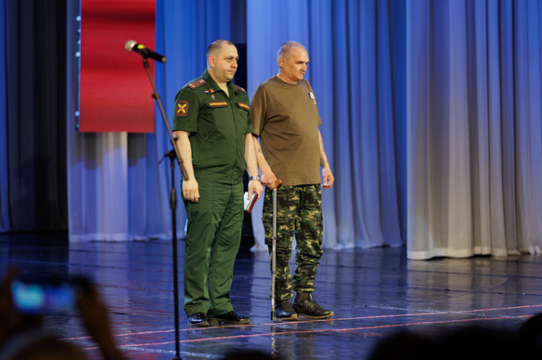В Череповце в честь Дня России бойцам СВО вручили госнаграды. В Череповце в честь Дня России бойцам СВО вручили госнаграды.