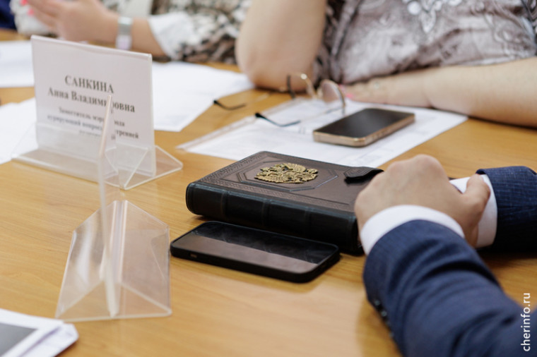 В Череповце мать бойца СВО попросила о награде для его командира. В Череповце мать бойца СВО попросила о награде для его командира.