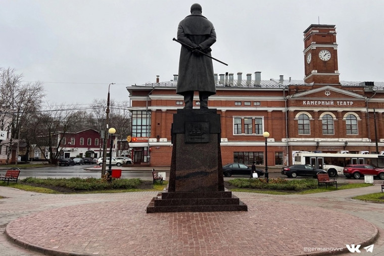В Череповце у памятников Милютину и Ленину заменили плитку. В Череповце у памятников Милютину и Ленину заменили плитку.