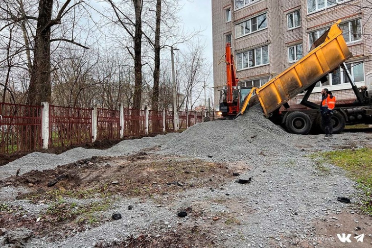В Череповце начали ремонтировать тротуары.