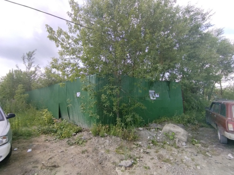 Незаконно расположенное металлическое сооружение.