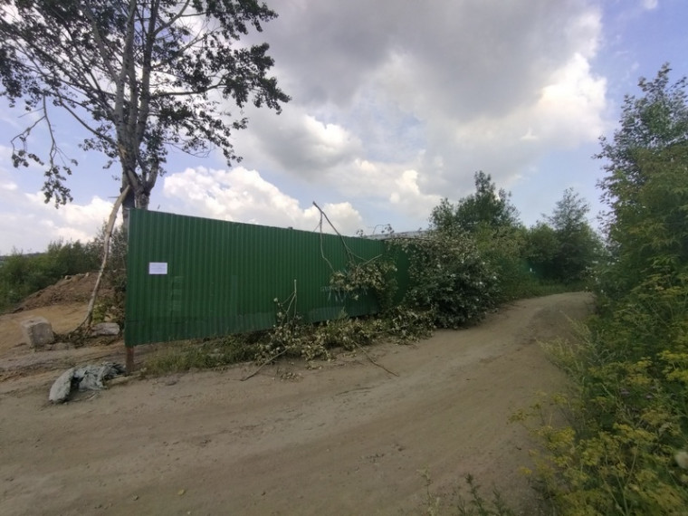 Незаконно расположенное металлическое сооружение.