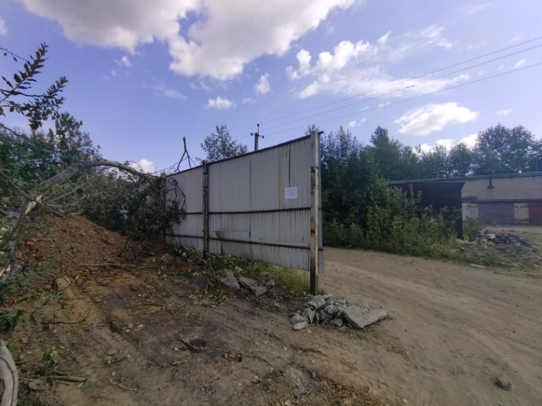 Незаконно расположенное металлическое сооружение.